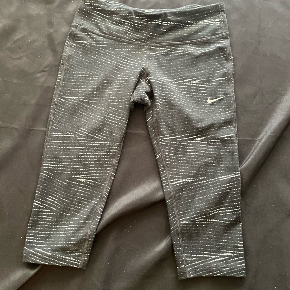Nike Gray Leggings with Ribbed‎ Texture and Moisture-Wicking Fabric